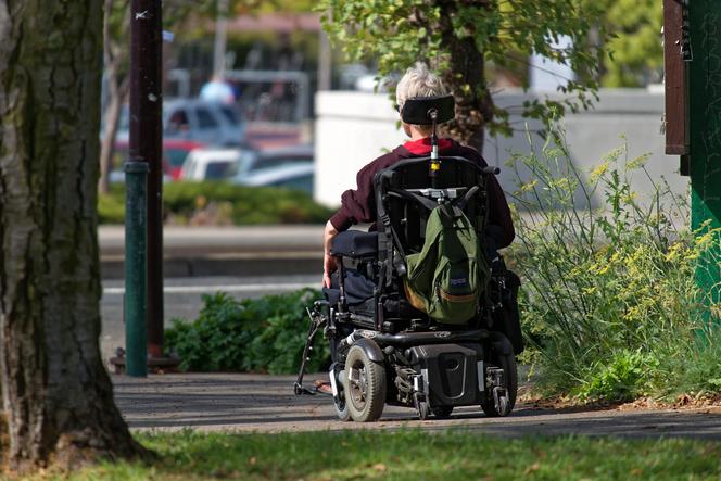 Pijany jechał wózkiem inwalidzkim po drodze ekspresowej S17! Policjanci odwieźli 59-latka do domu