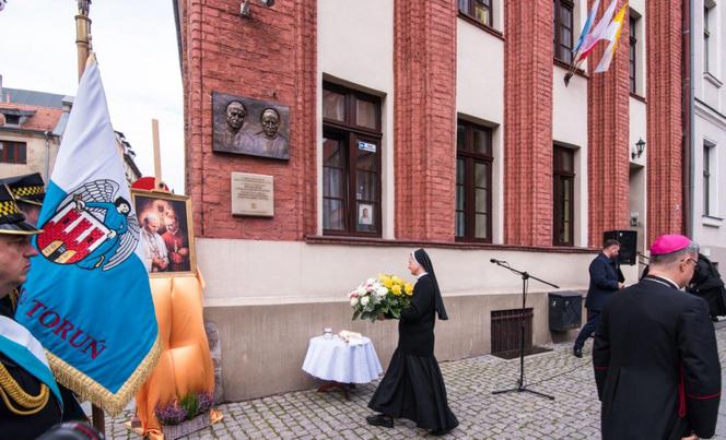 W Toruniu odsłonięto tablicę poświęconą św. Janowi Pawłowi II oraz bł. kard. Stefanowi Wyszyńskiemu