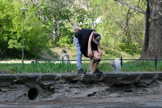 Ola Ciupa boksuje i całuje na spacerze