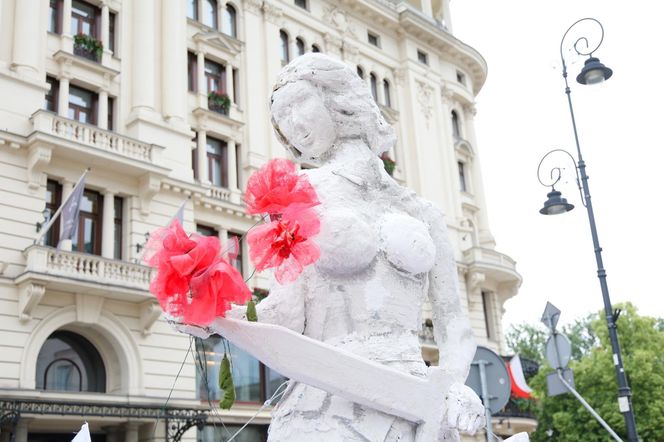 Parada Syrenki 2025 przeszła ulicami Warszawy. Na trasie 20 barwnych platform