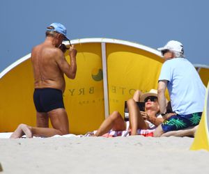 Jan Englert z żoną i ćorką w Juracie