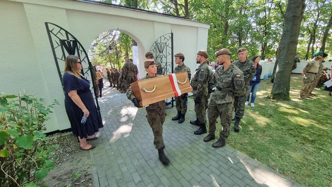 Pogrzeb szczątków ponad 700 ofiar niemieckich zbrodni. 188 trumien w kościele w Chojnicach