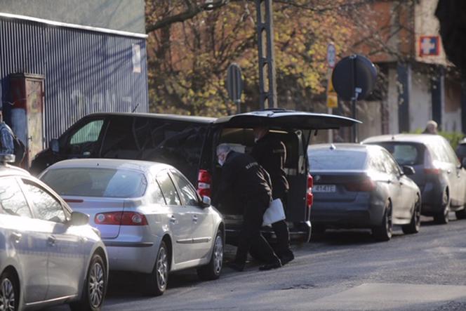 Łódź: Półtoraroczna dziewczynka wypadła z okna wieżowca. Ojciec był wtedy w kuchni