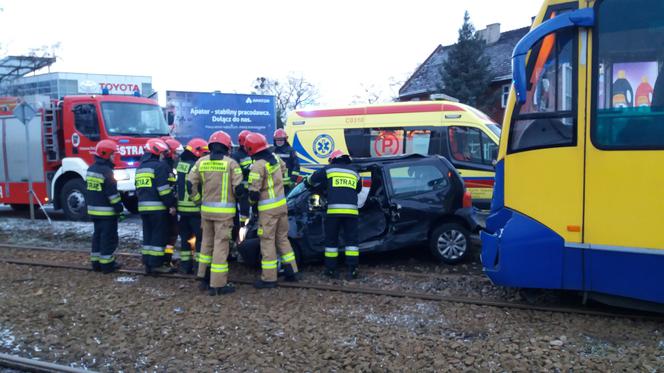 Tramwaj zderzył się z samochodem osobowym w Toruniu