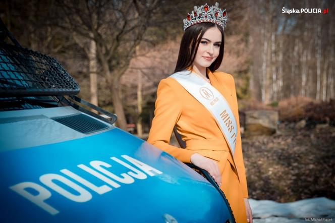 Miss Polski 2020 kusiła policjantów i rozdawała całusy! Piękna Anna-Maria Jaromin była bardzo przekonująca