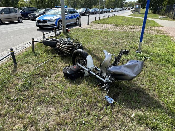 Rąbnął w auto, jego motocykl pękł na pół. Motocyklista w szpitalu