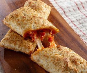 Wykładam te składniki na ciasto do pizzy i zapiekam. To przekąska idealna