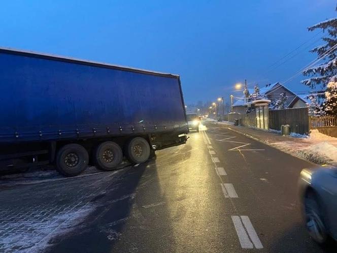 Ciężarówka wylądowała w rowie. Trudny poranek na krakowskich drogach