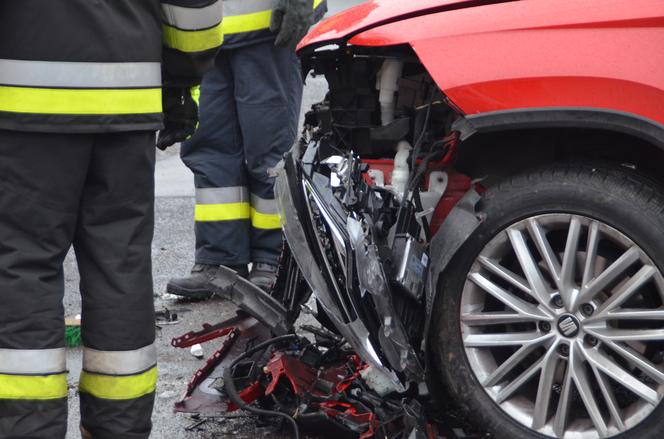 Czołowe zderzenie w Grocholicach, kobieta w ciąży w szpitalu! Wszystko przez lód