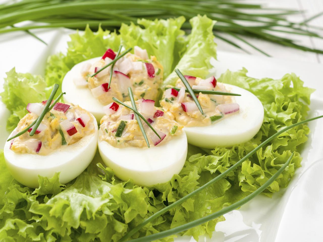 Przystawka z jajek faszerowanych mięsem mielonym i porem