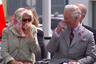 Książę Karol i Camilla popłakali się ze śmiechu! 'Jak para niegrzecznych uczniów'