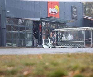 Huk, chaos i... pusta kasa! Złodzieje wysadzili bankomat i uciekli bez łupu!