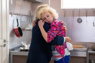 Na Wspólnej, odcinek 2782. Maria (Bożena Dykiel), Beata (Katarzyna Ptasińska)