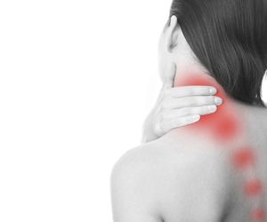 Kręcz szyi - przyczyny, objawy, leczenie i rehabilitacja