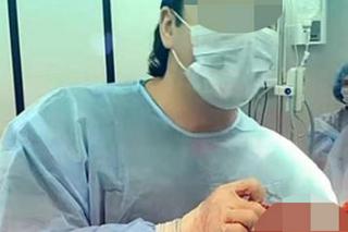 Chirurg wyciął kształt serca z ciała pacjenta i z nim pozował! Szokujące zdjęcia