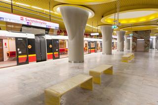 Metro zmieni ławki na kilku stacjach. Zabezpieczy je przed śpiącymi bezdomnymi 