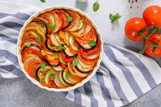 Letnia zapiekanka z 5 warzyw: ziemniaki, cukinia, bakłażan, papryka, pomidory