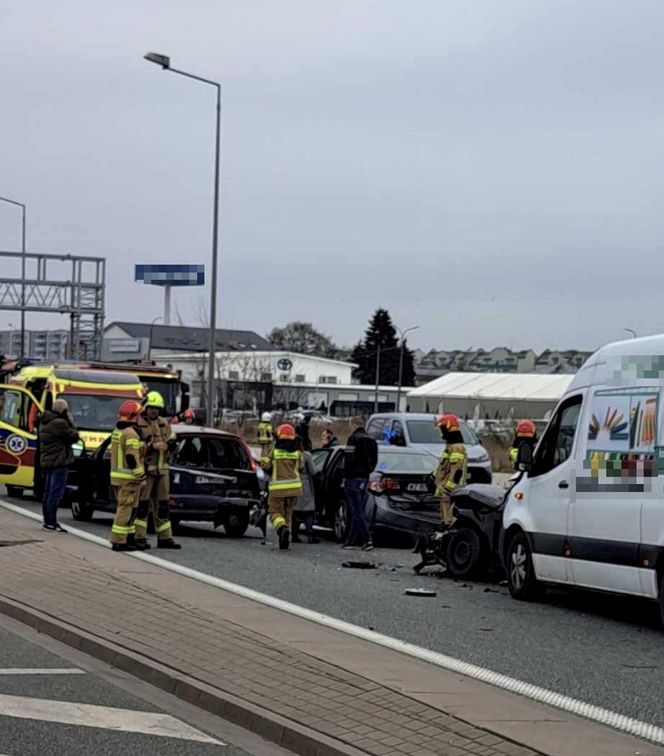 Karambol pod Warszawą! 5 pojazdów rozbitych, są ranni. Na miejscu lądował śmigłowiec ratunkowy