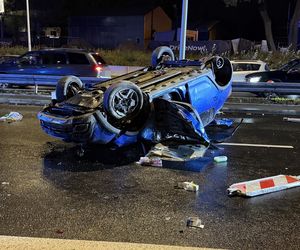 Auto rosyjskiej ambasady dachowało w Warszawie! Odłamki uszkodziły inne pojazdy