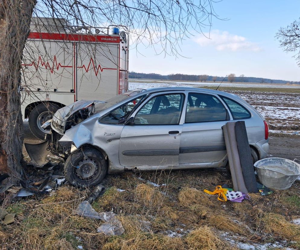 Tragiczny finał wypadku w powiecie rawickim. Nie żyje 39-latek, który uderzył samochodem w drzewo