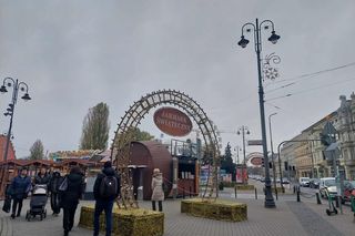 Bydgoski Jarmark Świąteczny 2024 już rozstawiony na moście Staromiejskim. Znamy już wystawców i ceny