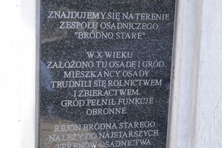 Kontrowersyjna tablica na pomniku na Bródnie