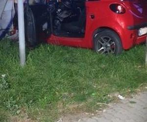 Szaleńczy pościg w Zwoleniu! 33-latek uciekał przed policją, miał narkotyki i rozbił się o budynek