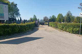 Tragiczny wypadek na cmentarzu w Iławie. Auto potrąciło 83-latka. Senior zmarł