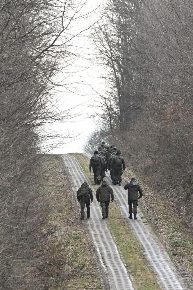 Lubelskie: 200 policjantów poszukuje obiektu, który wleciał w Polską przestrzeń powietrzną [ZDJĘCIA]