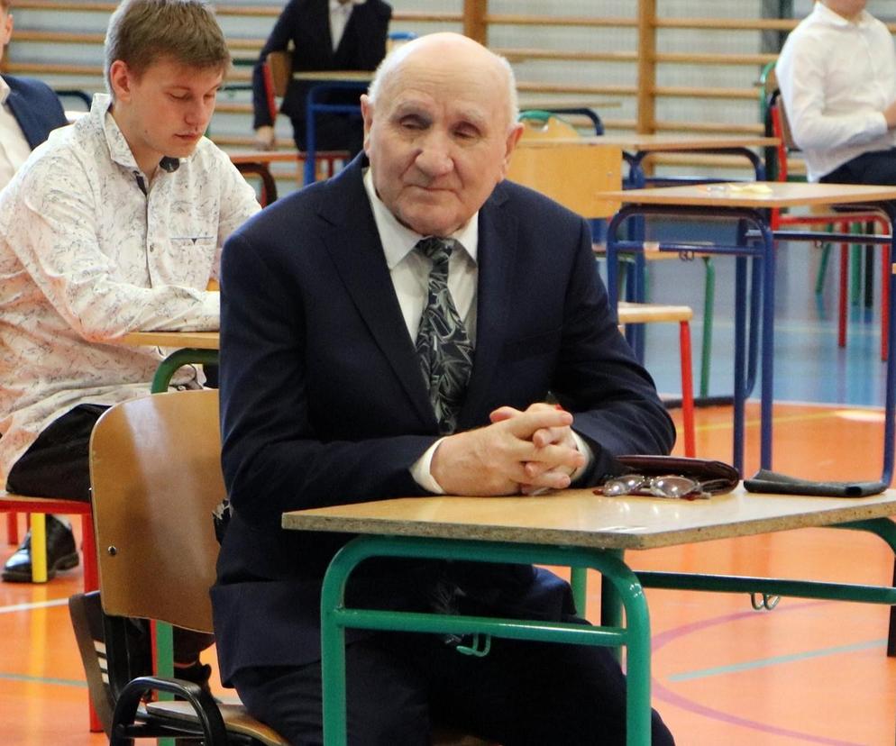 Poszedł do matury, choć ma już 85 lat. „Jest Pan wzorem dla nas wszystkich”