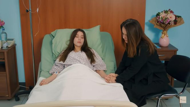 Wzruszona poprosi Zeynep, by zamieszkały razem