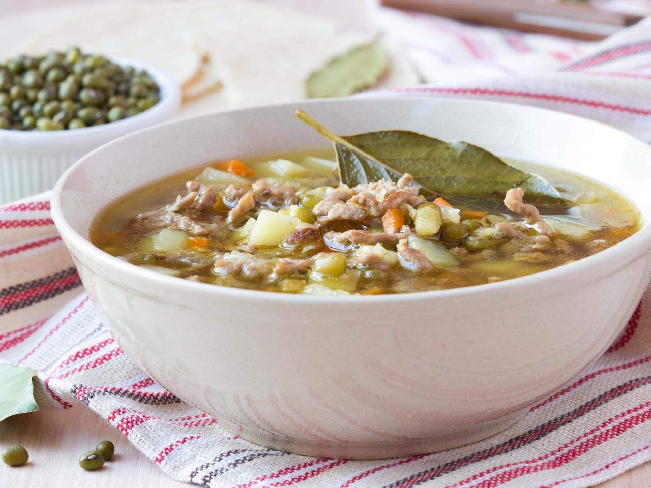 Zupa z mięsem mielonym i fasolą mung: prosty przepis na zupę mięsną