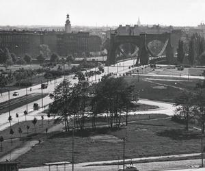 1965, Widok w kierunku południowo-wschodnim. Na dole kadru widoczny przystanek tramwajowy przy ul. Marii Curie-Skłodowskiej