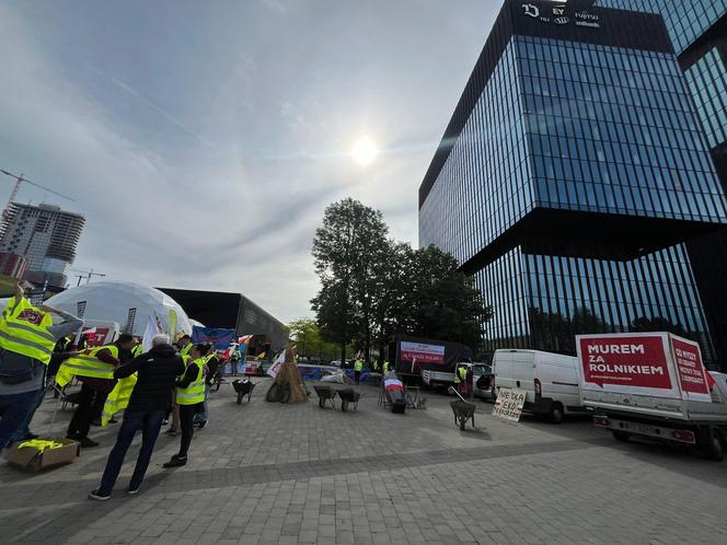 Rolnicy wjechali z gnojem na Europejski Kongres Gospodarczy w Katowicach. Protest przeciwko Zielonemu Ładowi