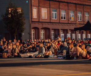 Tłumy ludzi i świetna atmosfera. Wystartowało plenerowe Kino Letnie w Centrum Historii Zajezdnia [GALERIA]