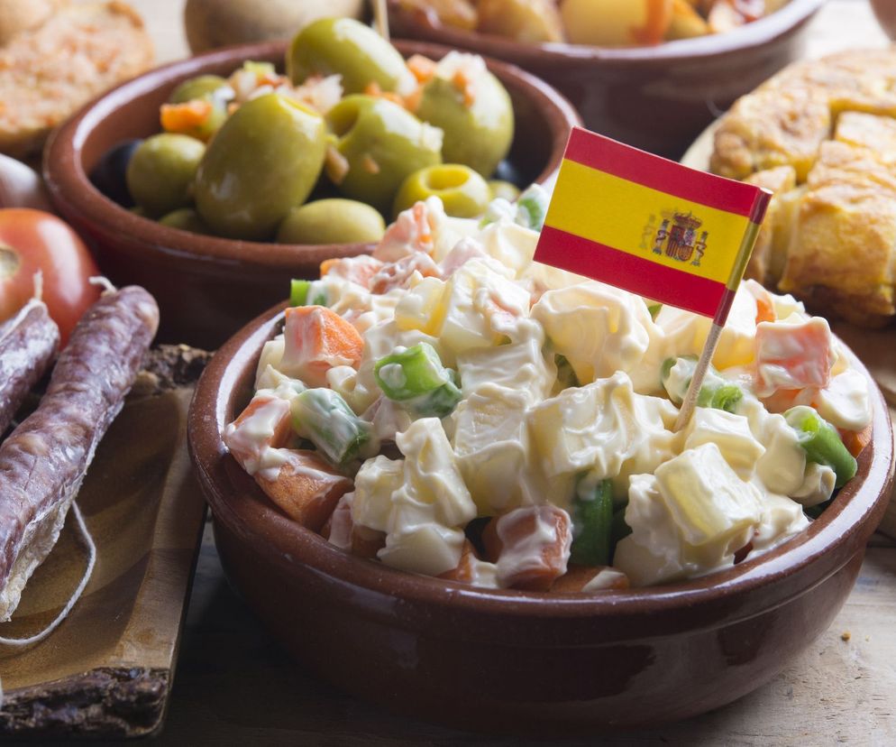 Hiszpańska sałatka jarzynowa z tuńczykiem -  przepis na typową sałatkę hiszpańską ensaladilla rusa