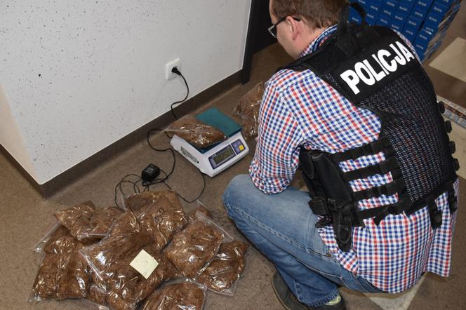 Udany nalot na kaliskie targowisko! Policja ujawniła lewe papierosy i tytoń! [ZDJĘCIA]