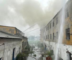 Pożar w centrum Będzina. Strażacy walczą z ogniem