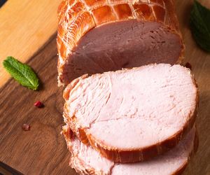 Peklowana pierś z indyka. Kruchy i soczysty zamiennik wędliny