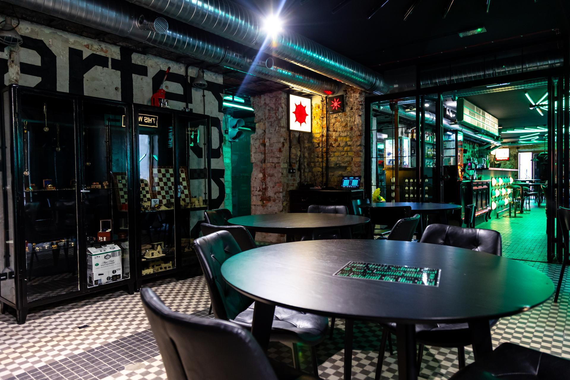 Pub H.4.0.S. Warszawa – widok w stronę baru