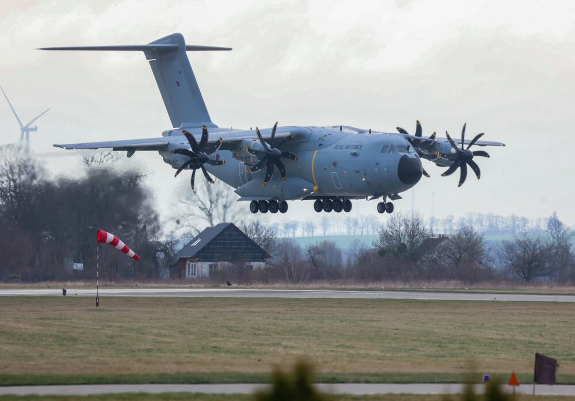 Airbus A400M Atlas, A330 MRTT.