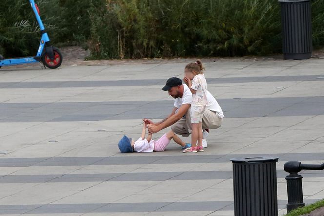 Maciej Pela z córeczkami nad Wisłą