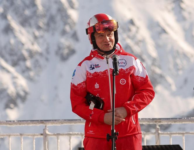 Prezydent Andrzej Duda podczas 10. edycji charytatywnych zawodów "12H Slalom Maraton Zakopane 2024" na Kasprowym Wierchu
