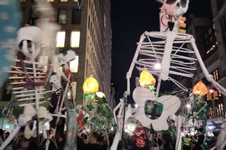 Znicze na grobach, upiory na ulicach. To był weekend zadumy, ale też największej parady na świecie