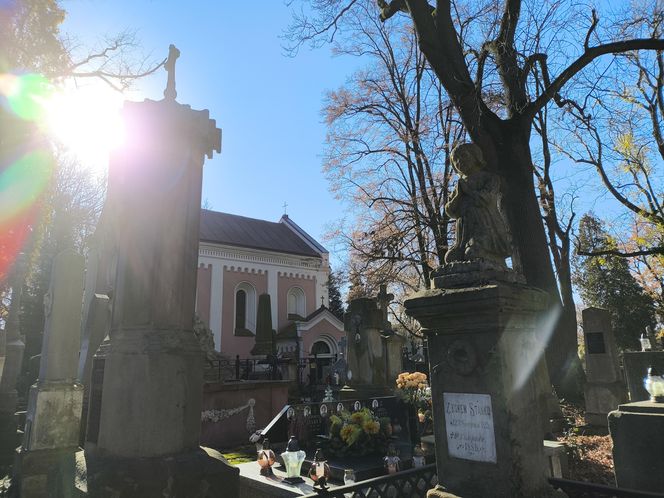 Słoneczna pogoda sprzyjała. 32. Kwesta Na Odnowę Zabytków Starego Cmentarza w Tarnowie