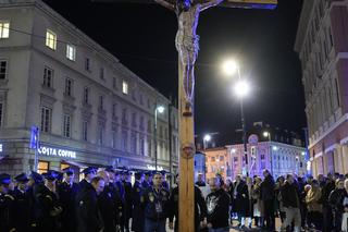 Tłumy wiernych przeszły przez stolicę. Centralną Drogę Krzyżową poprowadził kardynał Nycz