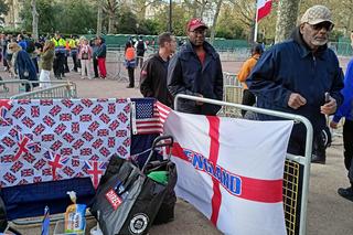 Oczekiwanie na koronację króla Karola III. Ludzie z całego świata rozbijają obozowiska pod Pałacem Buckingham