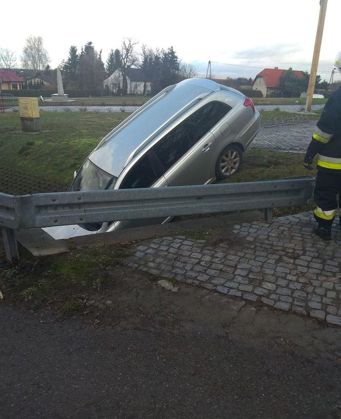 Kompletnie pijana wjechała do rowu i ukryła się w betonowym przepuście
