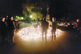 Wieczorny spacer na cmentarzu w Katowicach Piotrowicach zachęca do refleksji