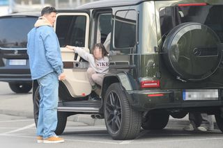 Robert Lewandowski z rodziną na lotnisku